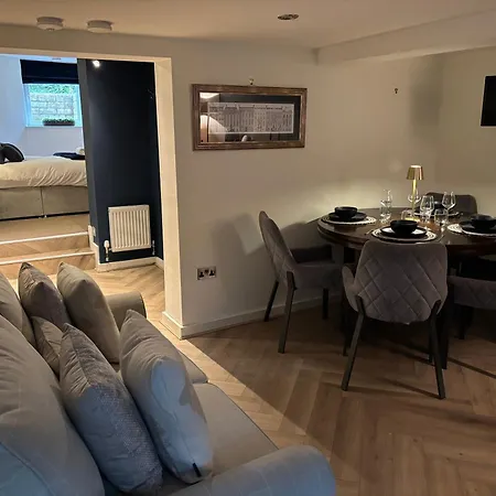 Otter Hollow - A Spacious Leeds (West Yorkshire)